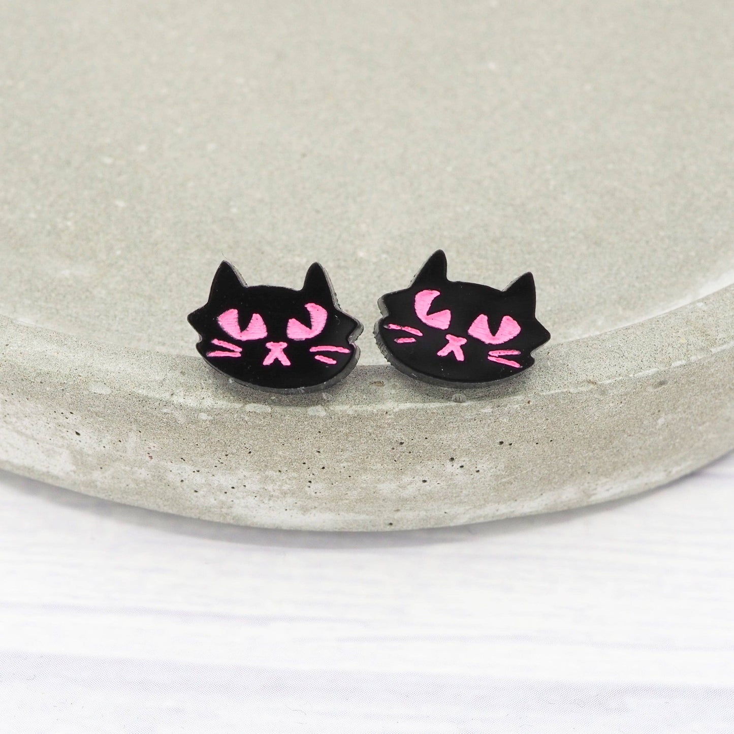 Black Pink Eyed Cat Halloween Stud Earrings