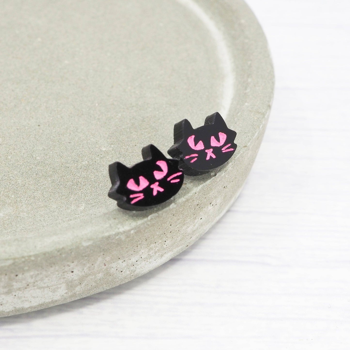 Black Pink Eyed Cat Halloween Stud Earrings