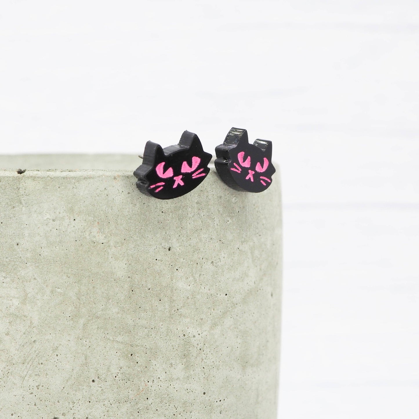 Black Pink Eyed Cat Halloween Stud Earrings