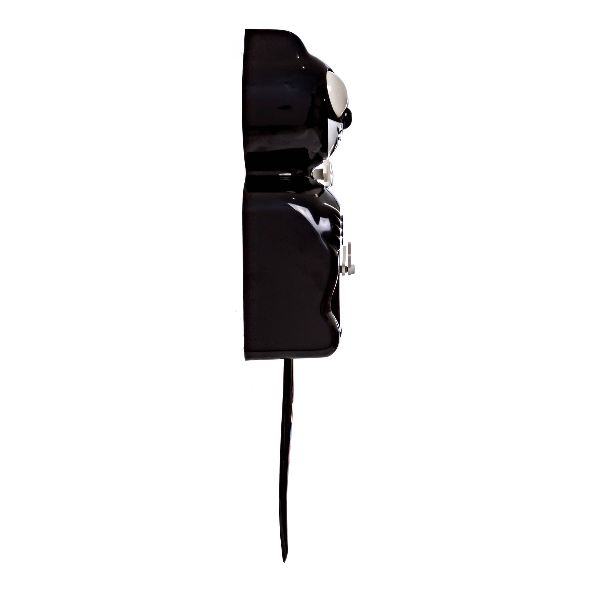 Side profile of the kitsch classic american clock.